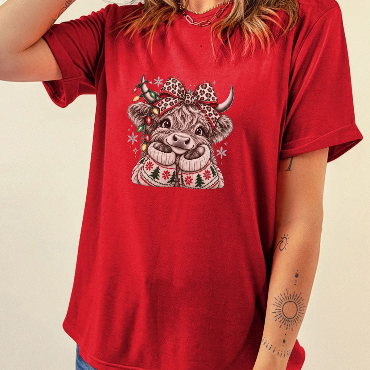 Christmas Highland Cow T-Shirt – Cute Leopard Bow Holiday Graphic Tee