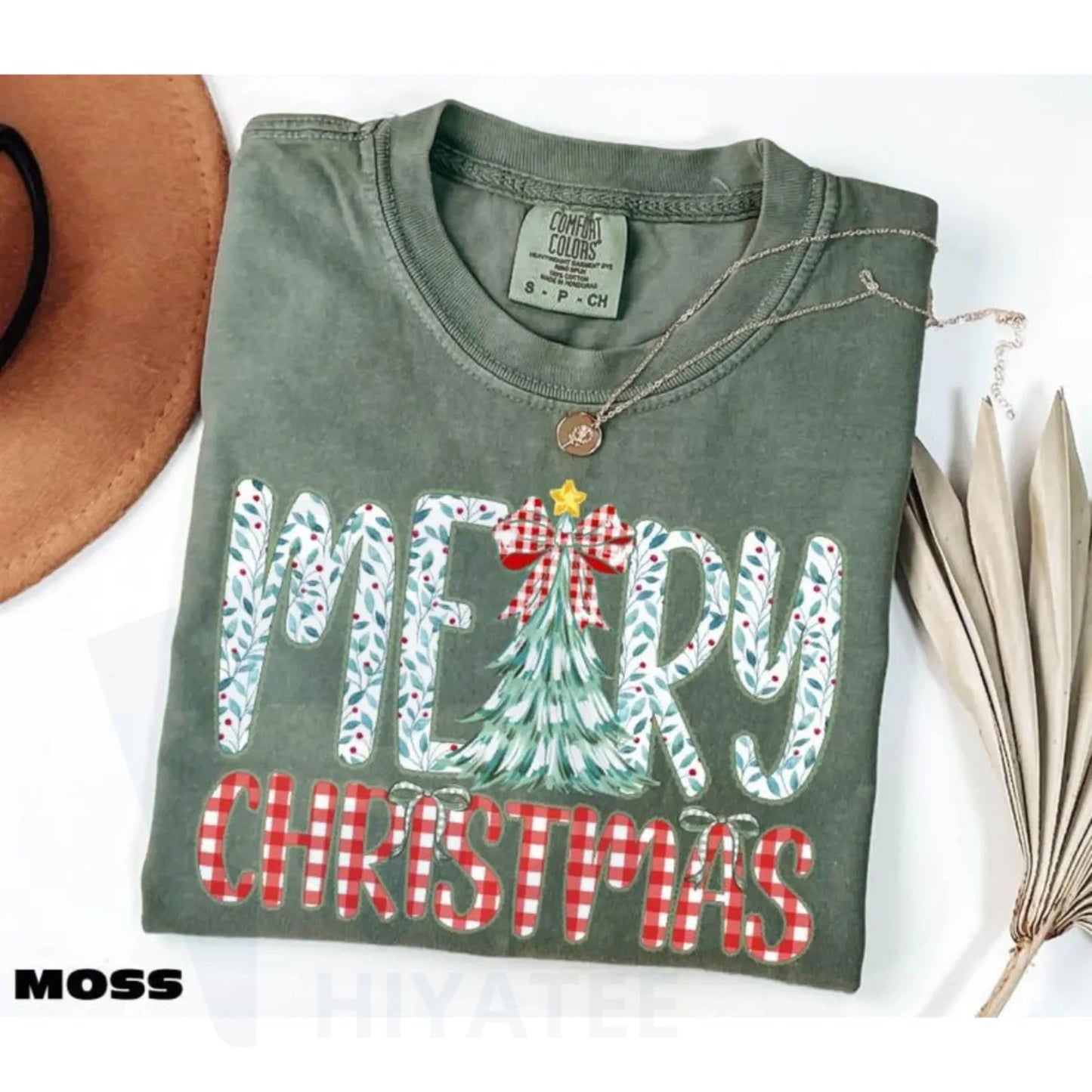 Comfort Colors Merry Christmas T-Shirt – Cute Christmas Tree Bow Tee