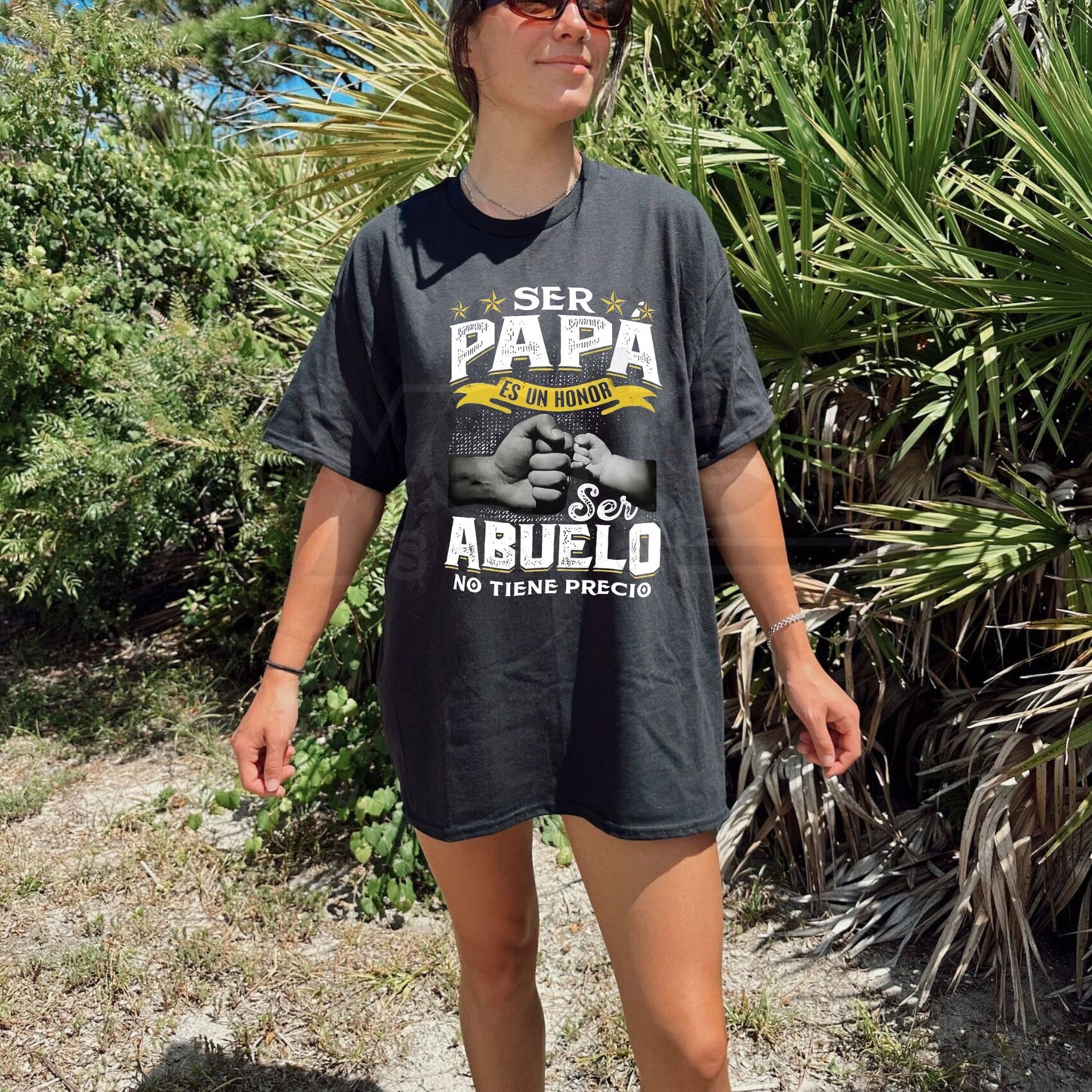 Father's Day Gift: Spanish Ser Papa Es Un Honor Abuelo No Tiene Precio Tee