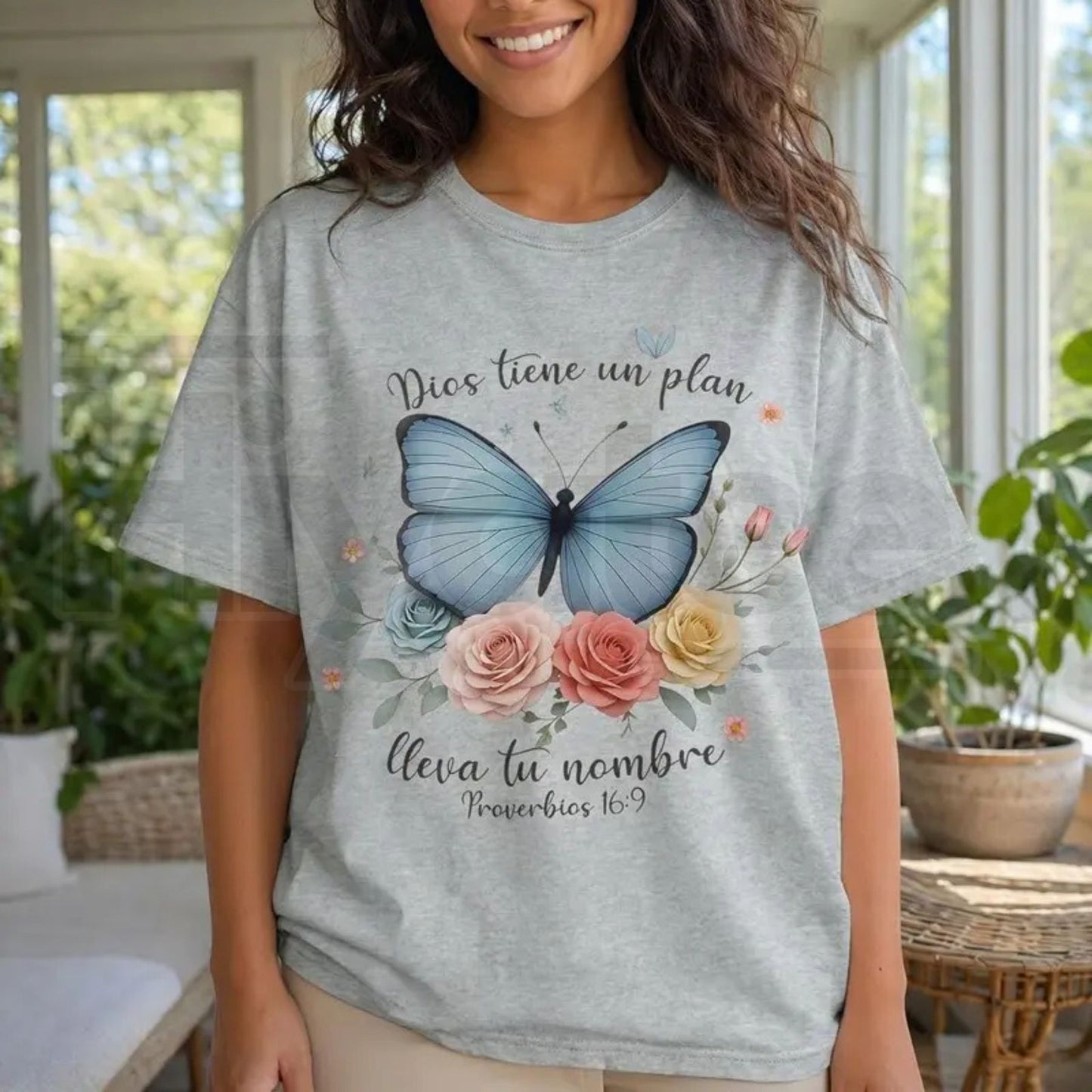 Dios Tiene Un Plan Butterfly Faith Shirt – Spanish Christian Graphic Tee
