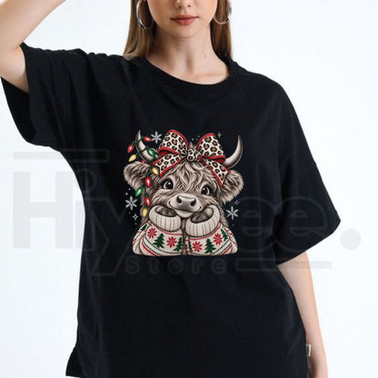 Christmas Highland Cow T-Shirt – Cute Leopard Bow Holiday Graphic Tee