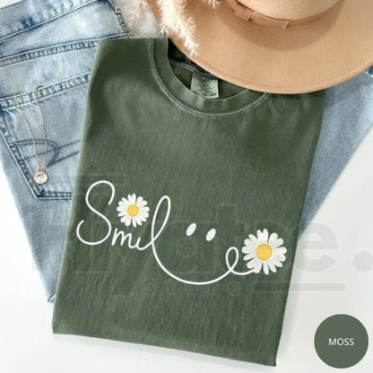 Comfort Colors® Daisy Smile Face Shirt – Trendy Retro Floral Women’s Gift Tee