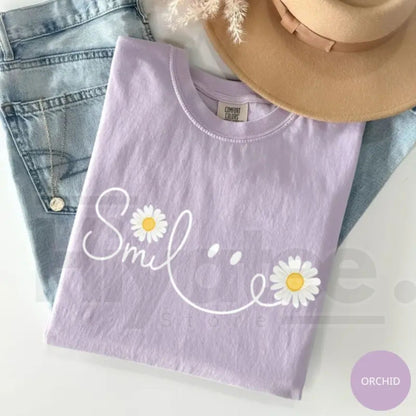 Comfort Colors® Daisy Smile Face Shirt – Trendy Retro Floral Women’s Gift Tee