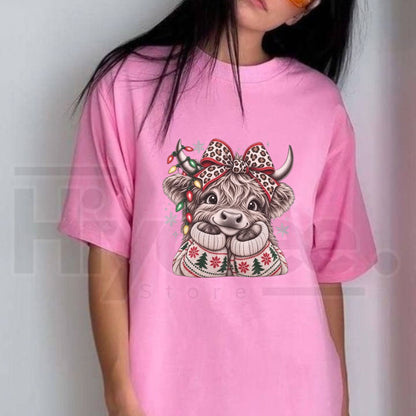Christmas Highland Cow T-Shirt – Cute Leopard Bow Holiday Graphic Tee