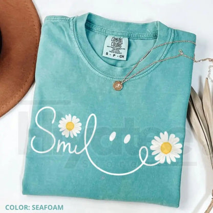 Comfort Colors® Daisy Smile Face Shirt – Trendy Retro Floral Women’s Gift Tee