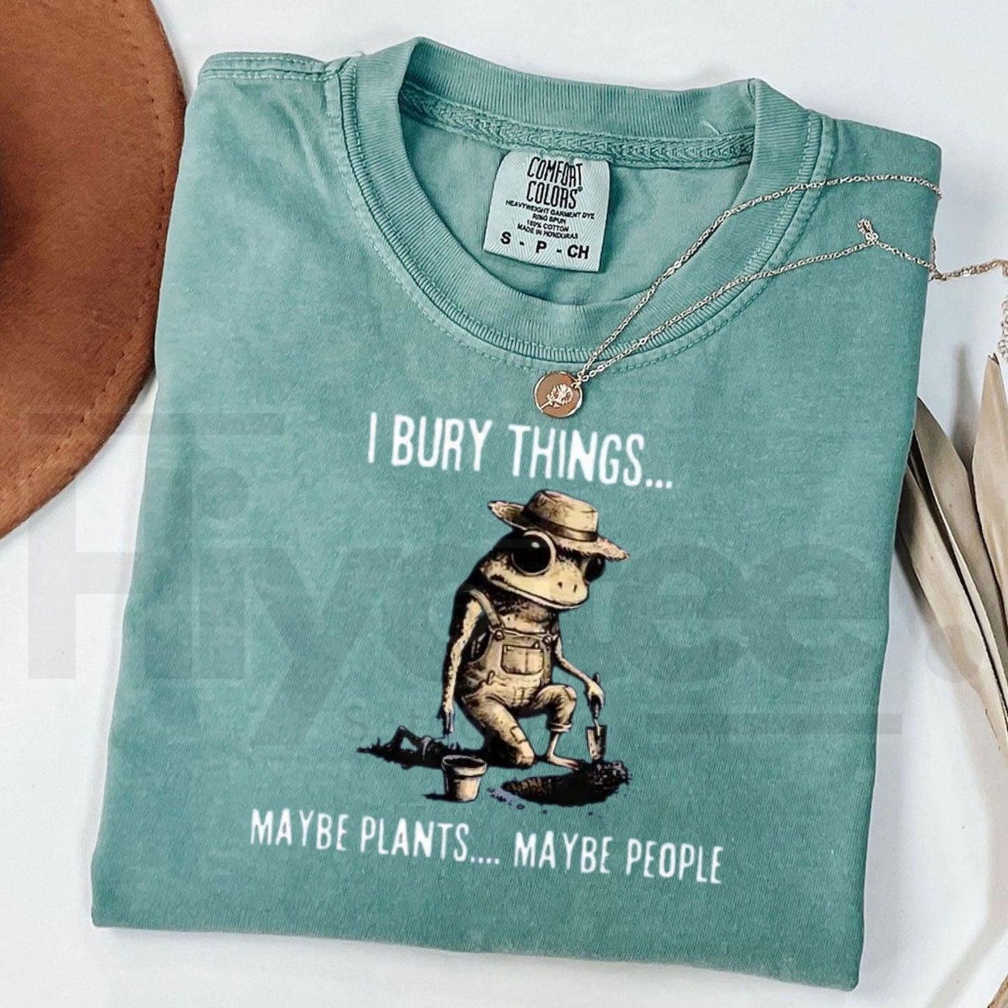Bury Things Maybe Plants Maybe People Unisex Shirt – Funny Dark Humor Frog Gardening Tee, Plant Lover Gift