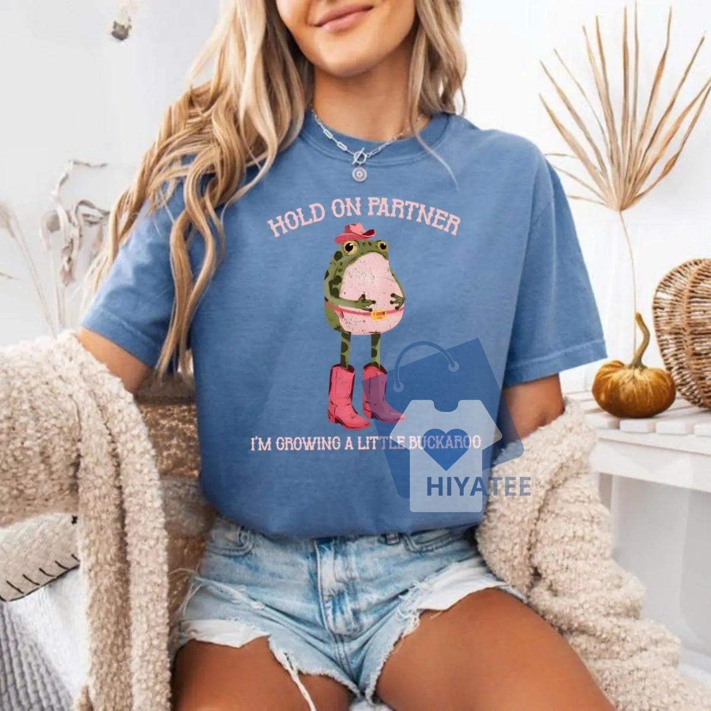 Hold On Partner I'm Growing A Little Buckaroo T-Shirt – Vintage Cowboy Frog Pregnancy Tee