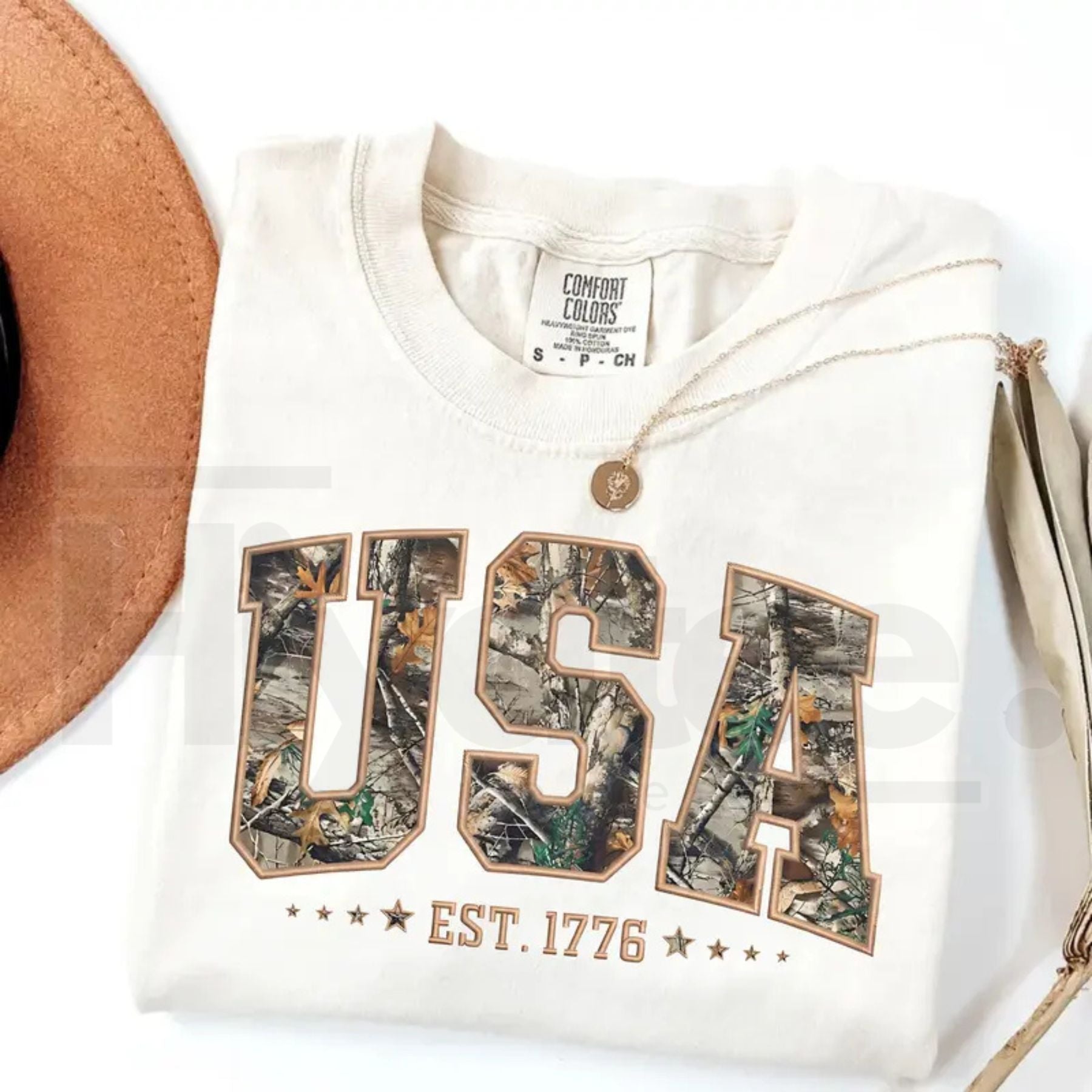 Comfort Colors Camo USA T-Shirt – Retro Patriotic 4th of July Graphic Tee, USA Hunting Tee & Pride Gift for Women -Hiyatee