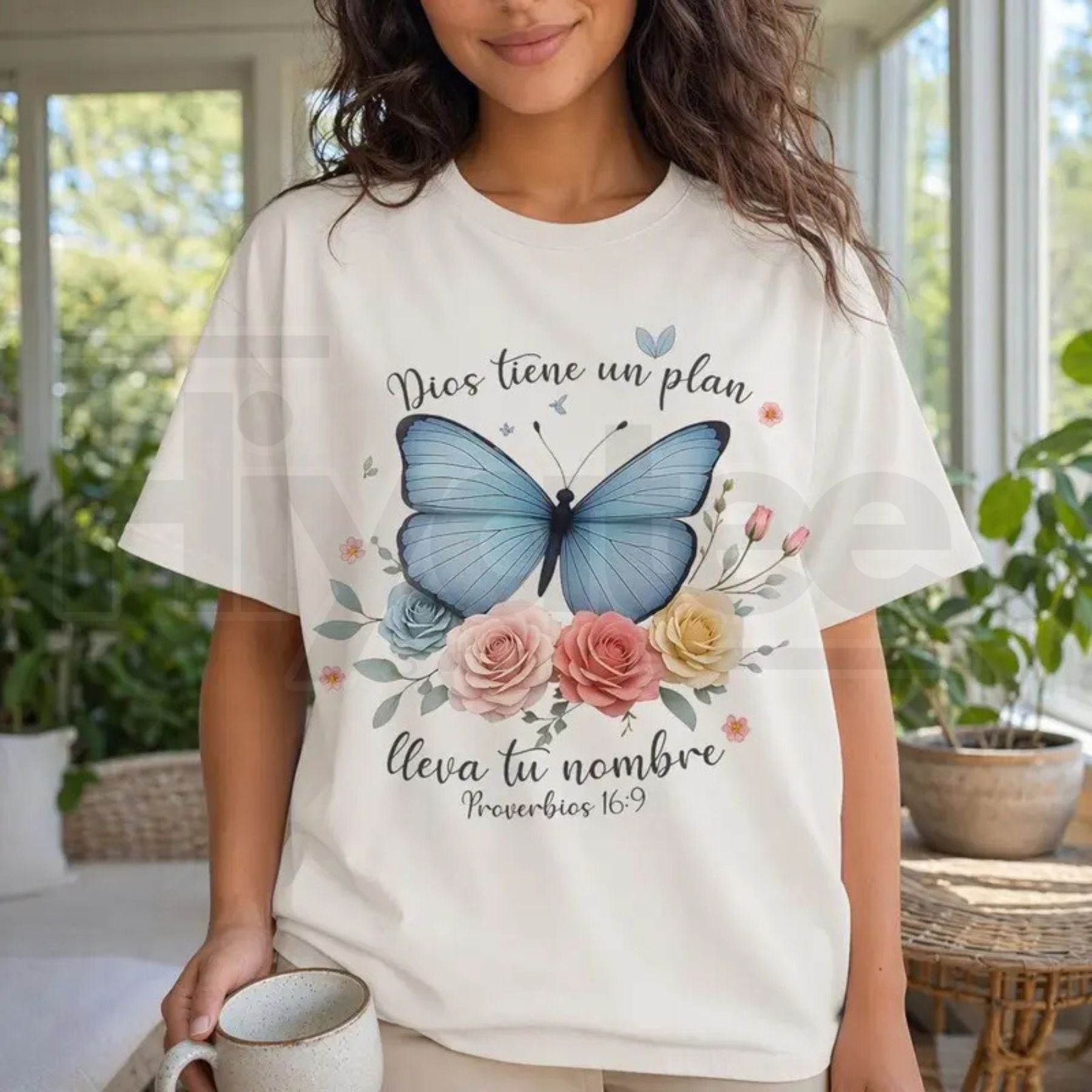 Dios Tiene Un Plan Butterfly Faith Shirt – Spanish Christian Graphic Tee - Hiyatee
