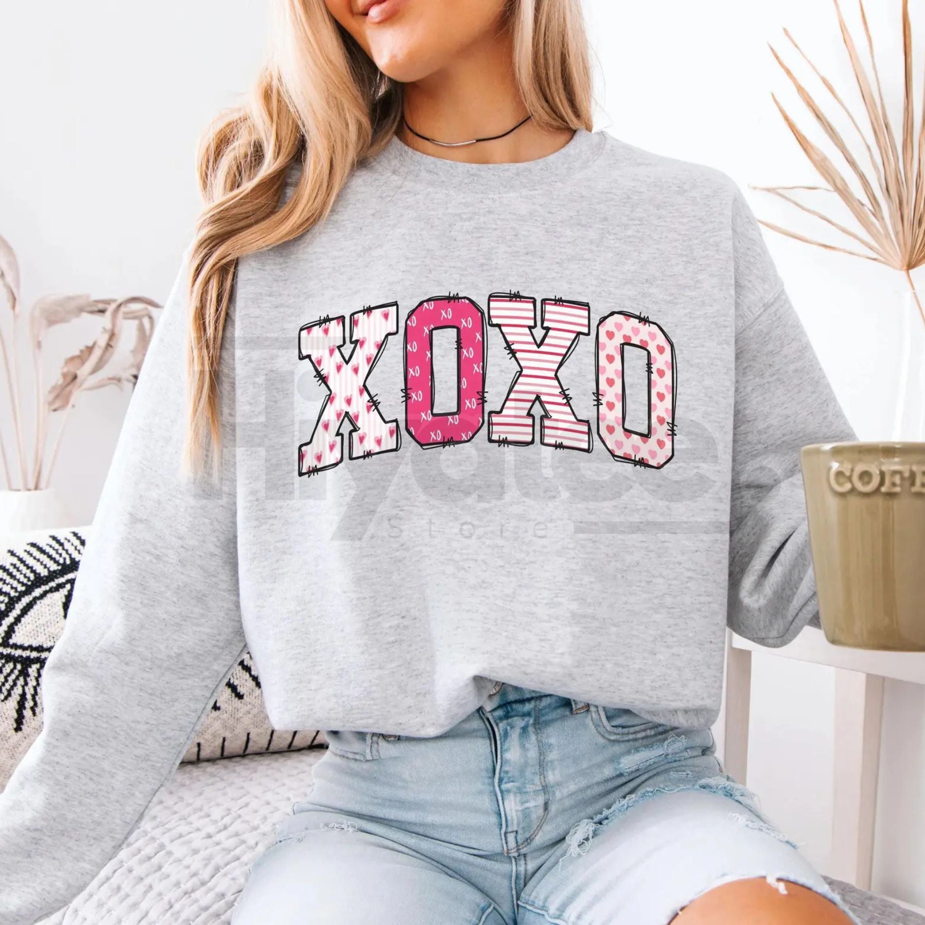 Preppy Valentines Day Sweatshirt: XOXO Women's Retro Hugs and Kisses Crewneck - Hiyatee