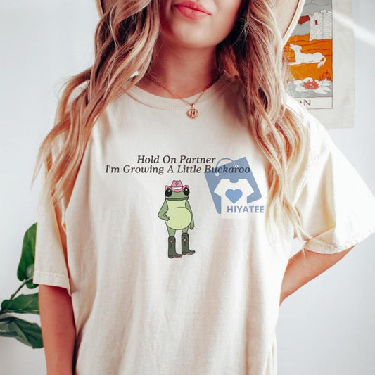 Western Frog Pregnancy Reveal Shirt – Funny First-Time Mom Tee for Unhinged Announcements-Hiyatee